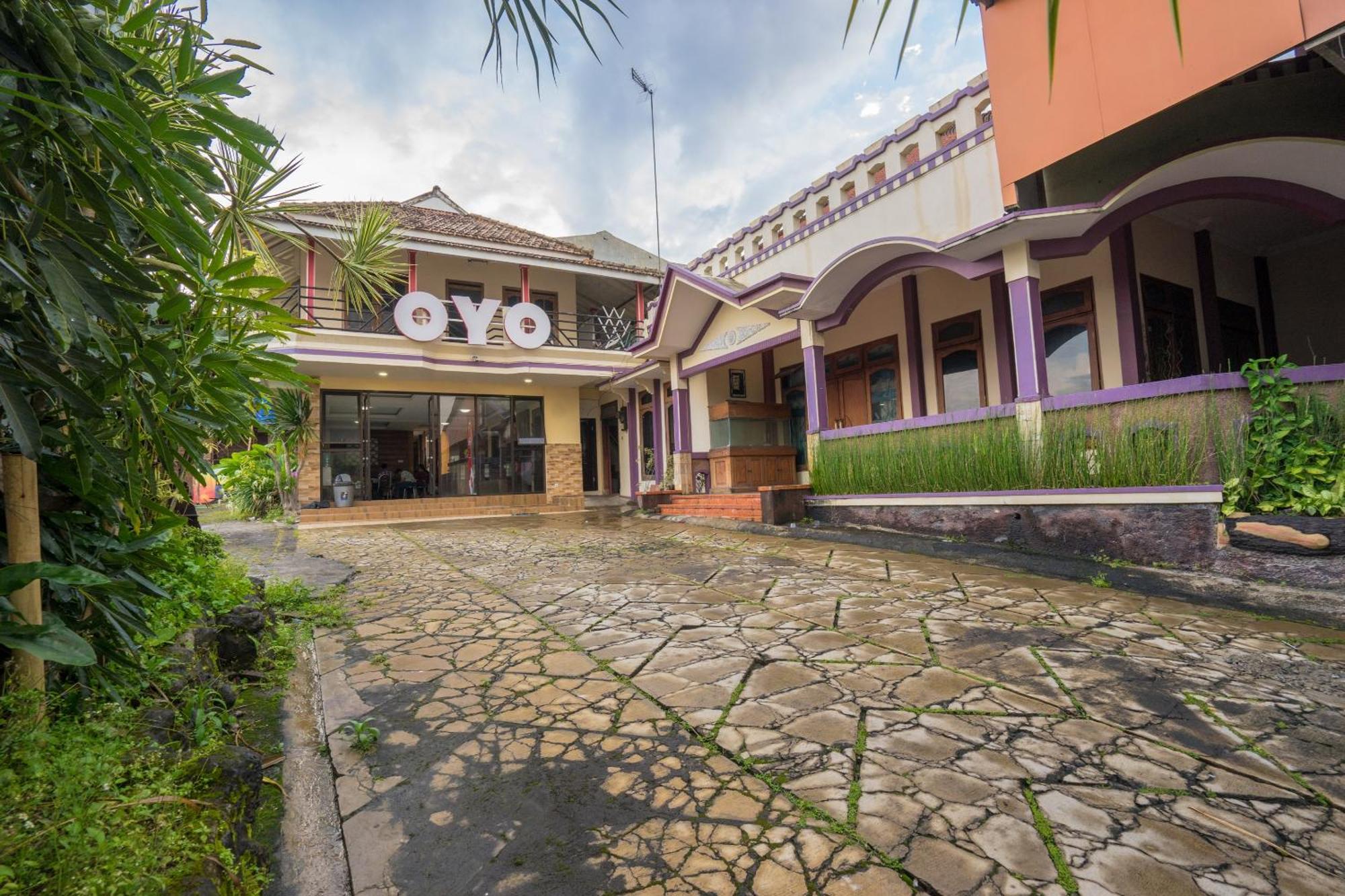 Oyo Bunga Matahari Guest House And Hotel Batu  Exterior foto